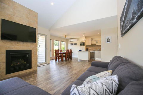 Amber Mist Villa - Two - Palm Beach Accommodation 2