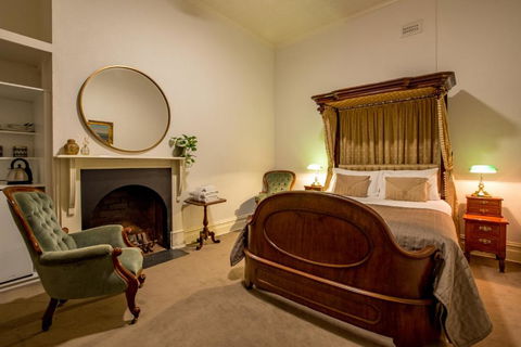 American Hotel Creswick - Palm Beach Accommodation 0