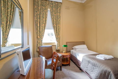 American Hotel Creswick - Palm Beach Accommodation 1