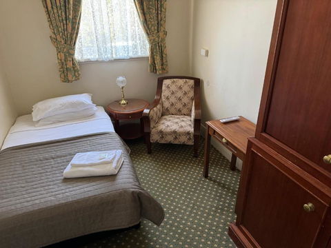 American Hotel Creswick - Palm Beach Accommodation 3