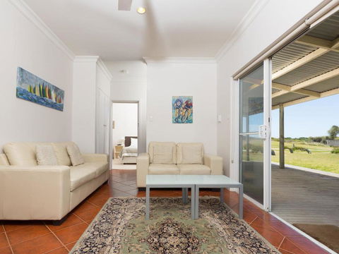 Amhurst Cottage - Palm Beach Accommodation 3