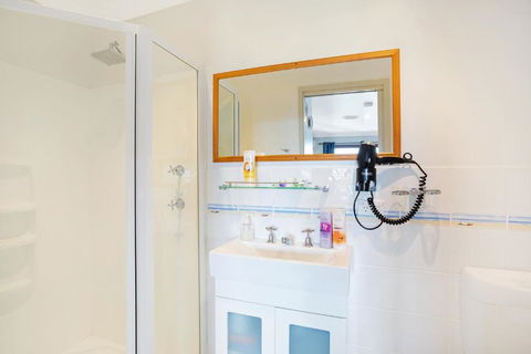 Anchors Aweigh - Adult & Guests Only - Palm Beach Accommodation 2