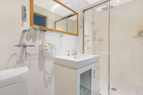 Anchors Aweigh - Adult & Guests Only - Palm Beach Accommodation 3