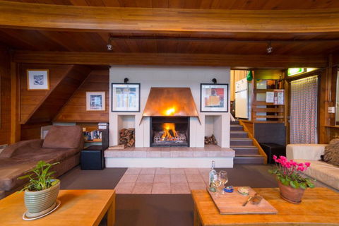 Aneeki Ski Lodge - Palm Beach Accommodation 0