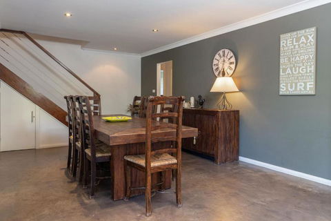 Anglers Cove - Palm Beach Accommodation 3