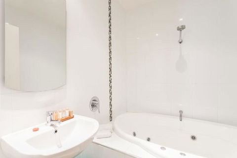 Anglesea River Apartment 23 - Palm Beach Accommodation 3