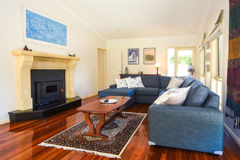Anker - Palm Beach Accommodation 4