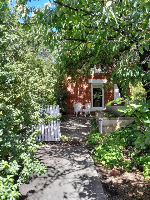 Annies Garden Cottage - Palm Beach Accommodation 0