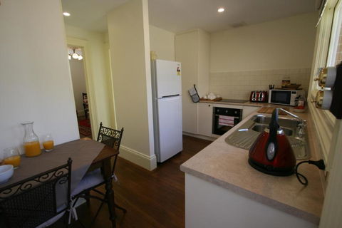 Annies Garden Cottage - Palm Beach Accommodation 1