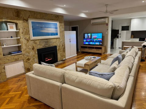 AMAZING Location! 1 Min Stroll To Beach & Sea Views! - Palm Beach Accommodation 1