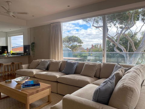 AMAZING Location! 1 Min Stroll To Beach & Sea Views! - Palm Beach Accommodation 4
