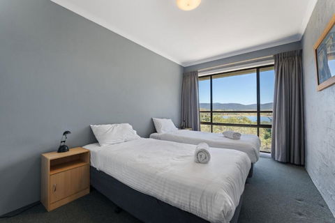 Alpine Mountain View 18 - 4BR L Mountain Views L Swimming Pool L Air-Con L WiFi - Palm Beach Accommodation 4