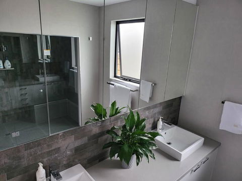 Alogara House, Modern, 6 Bedrooms With Hot Tub And Views - Palm Beach Accommodation 3
