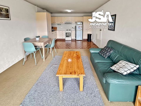 Alpine Mountain View Kirwan 10 - Palm Beach Accommodation 2