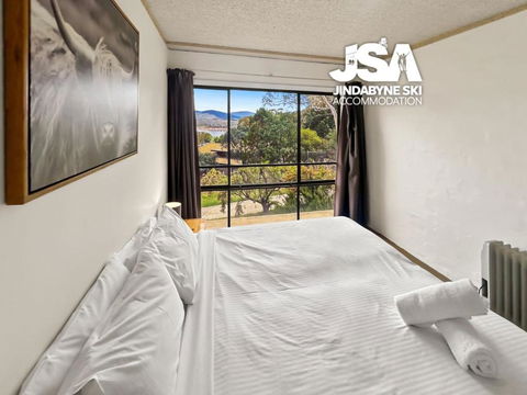Alpine Mountain View Kirwan 10 - Palm Beach Accommodation 4