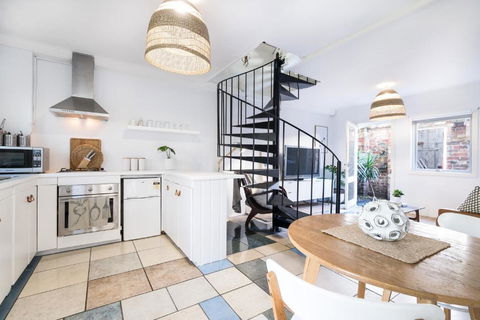 Amazing Apartment, Beautiful Location - FREE WIFI - Palm Beach Accommodation 0