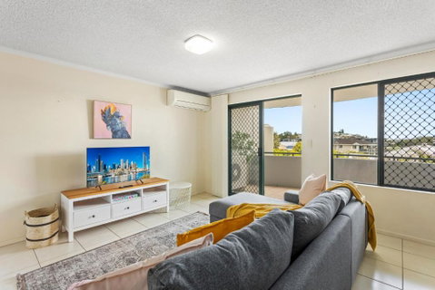 Albion Convenient Hideaway With Parking & Balcony - Palm Beach Accommodation 0