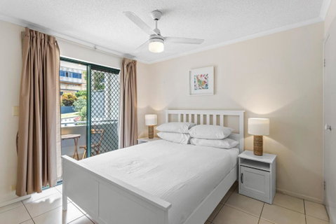 Albion Convenient Hideaway With Parking & Balcony - Palm Beach Accommodation 1