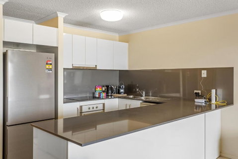 Albion Convenient Hideaway With Parking & Balcony - Palm Beach Accommodation 2