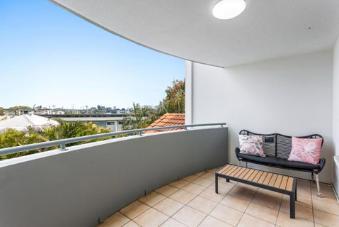 Albion Convenient Hideaway With Parking & Balcony - Palm Beach Accommodation 4