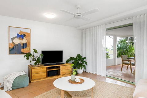 Apartment 2 Surfside - Palm Beach Accommodation 3