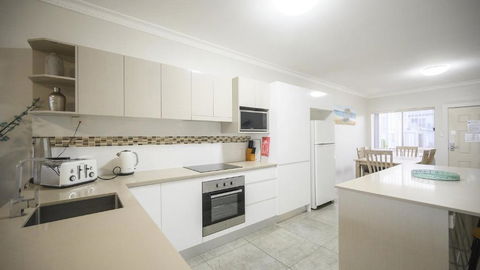 Apartment 5 - The Meridian - Palm Beach Accommodation 2