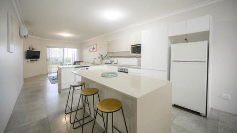 Apartment 5 - The Meridian - Palm Beach Accommodation 4
