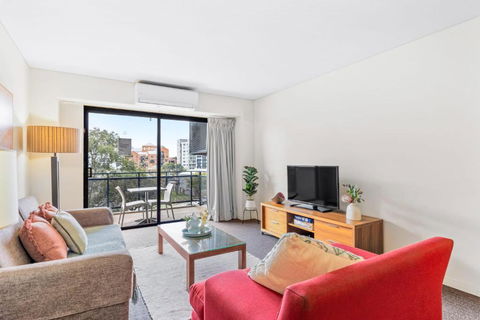 Apartment With City Views In East Perth - Palm Beach Accommodation 0