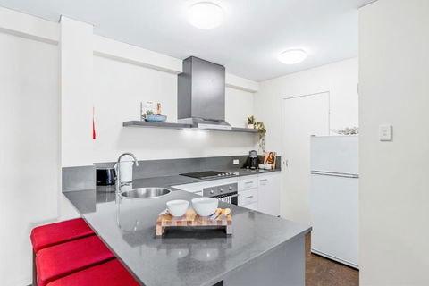 Apartment With City Views In East Perth - Palm Beach Accommodation 3