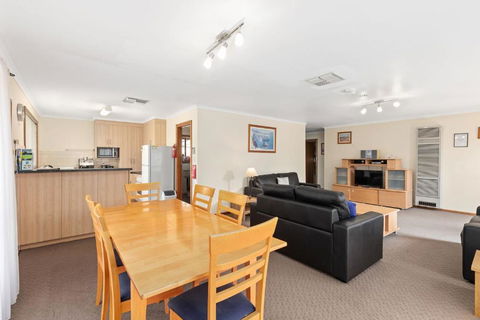 Apartments On Tolmie - Palm Beach Accommodation 3