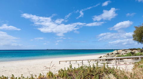 API Busselton Seaside Escape Apartments - Palm Beach Accommodation 3
