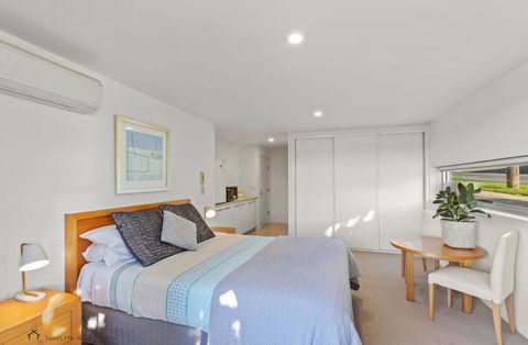 Apollo Blue Oceanview Unit 1- B Free WIFI - Palm Beach Accommodation 2