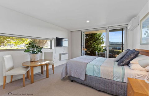 Apollo Blue Oceanview Unit 1- B Free WIFI - Palm Beach Accommodation 1