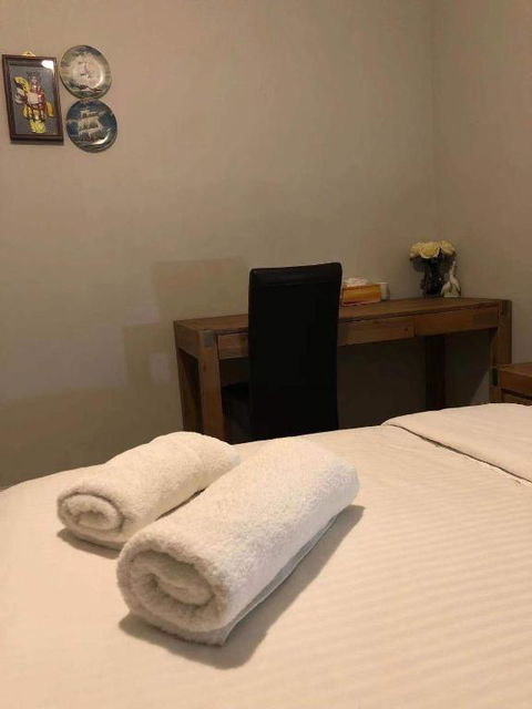 Apple House Truganina - Palm Beach Accommodation 4