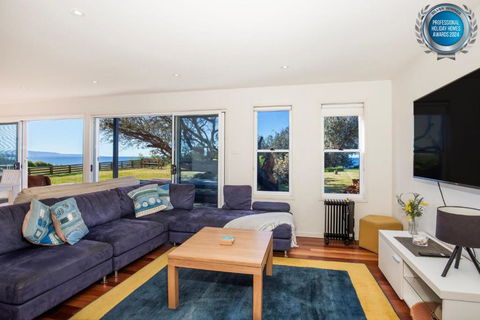 Aqua Beachfront - Pet Friendly - 2 Mins Walk To Beach - Palm Beach Accommodation 1