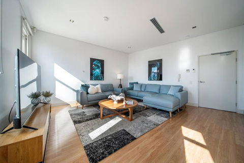 Aqua By The Sea - 1BR, Beachfront, Pool & Gym - Palm Beach Accommodation 4