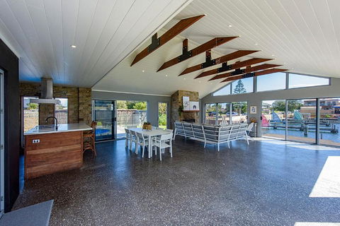Aqua Tides- Family Home With Pool - Palm Beach Accommodation 4