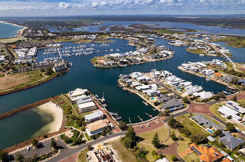 Aqua Tides- Family Home With Pool - Palm Beach Accommodation 3