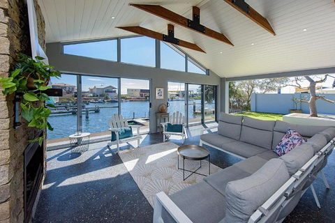 Aqua Tides- Family Home With Pool - Palm Beach Accommodation 2