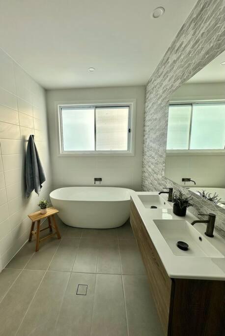 Aquila Beach Retreat - Palm Beach Accommodation 1