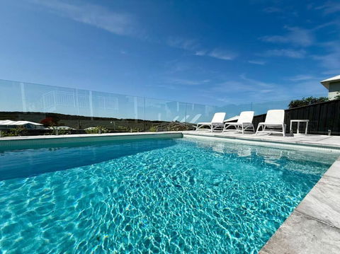 Aquila Beach Retreat - Palm Beach Accommodation 2