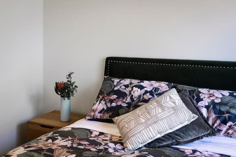 Architectural Gem In Central Red Hill - Palm Beach Accommodation 1