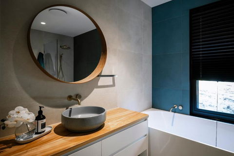 Architectural Gem In Central Red Hill - Palm Beach Accommodation 3