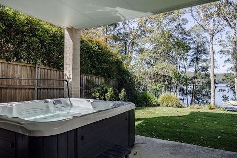 Aria Shores - Your Lakeside Haven - Palm Beach Accommodation 2