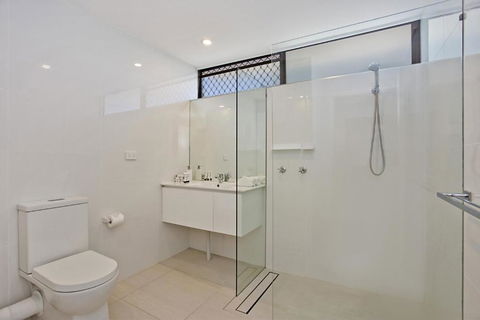 Aries Holiday Apartments - Palm Beach Accommodation 4