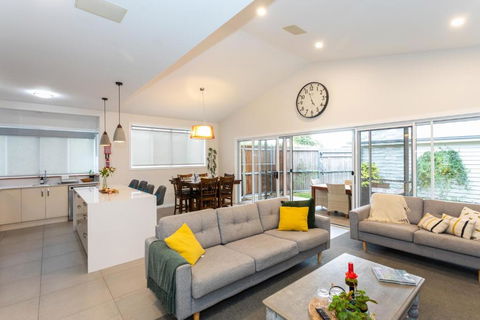Armidale Cottage - House 1 - Palm Beach Accommodation 0