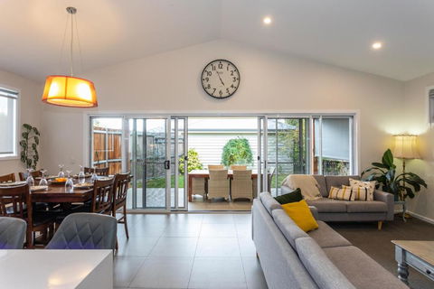 Armidale Cottage - House 1 - Palm Beach Accommodation 4
