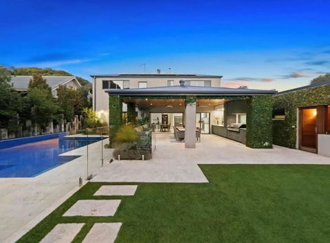 Aroha Moana - Solar Heated Pool, Sauna, Billiards - Palm Beach Accommodation 1