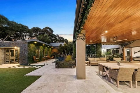 Aroha Moana - Solar Heated Pool, Sauna, Billiards - Palm Beach Accommodation 2
