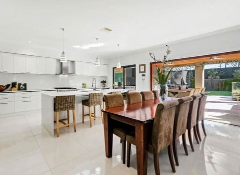 Aroha Moana - Solar Heated Pool, Sauna, Billiards - Palm Beach Accommodation 3
